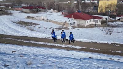 Ağrı’nın dağ köyündeki çocuklar, kar kış demeden koşuyor
