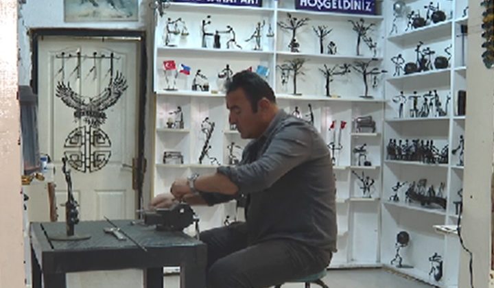 Demir ustası, zanaatını sanatla bütünleştirdi