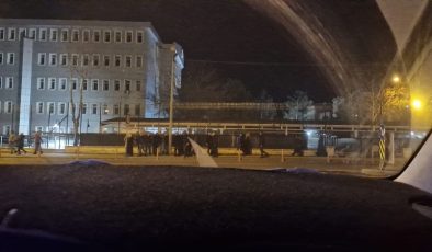 Diyarbakır Adliyesi Önünde Kavga: Bir Kişi Bıçakla Yaralandı