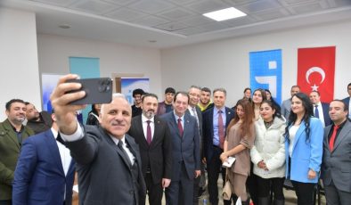 Diyarbakır Valisi Zorluoğlu, üniversitelilerle bir araya geldi