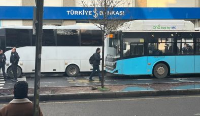Diyarbakır Yenişehir’de Belediye Otobüsü, Çevik Kuvvet Otobüsüne Çarptı