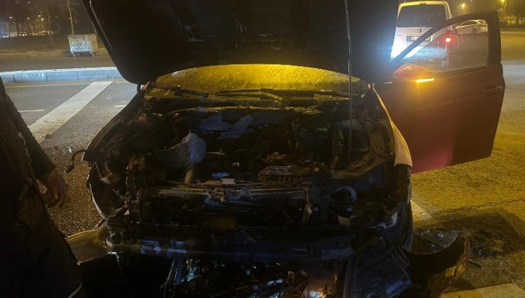 Diyarbakır’da refüje çarpan otomobil alev aldı