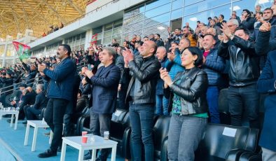 Doğan Hatun, Amedspor-Sakaryaspor maçını tribünden izledi