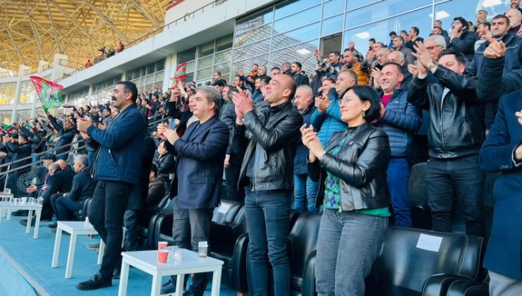 Doğan Hatun, Amedspor-Sakaryaspor maçını tribünden izledi