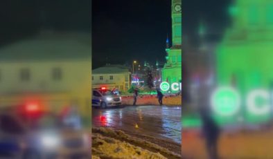 Kar tatilinde gençler ve polisler keyifli anlar yaşadı