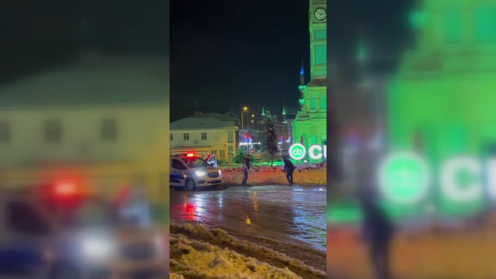 Kar tatilinde gençler ve polisler keyifli anlar yaşadı