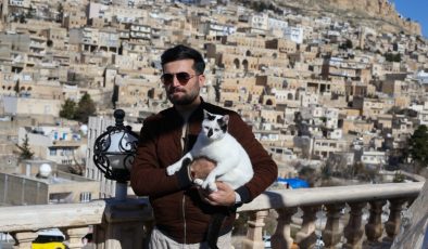 Enkazdan çıkararak sahiplendiği kedi yoldaşı oldu