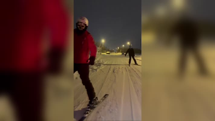 Erzurum’da gençler karla kaplı sokaklarda kayak keyfi yaptı