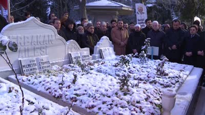 Eski başbakanlardan Necmettin Erbakan kabri başında anıldı