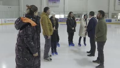 Erzurum’da ev kadınları buz pateniyle tanışıyor