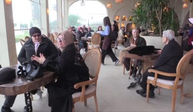 Evlilikte 40 yılı deviren çiftlere yastık hediye edildi