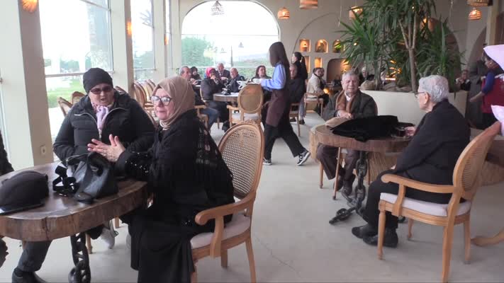 Evlilikte 40 yılı deviren çiftlere yastık hediye edildi