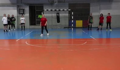 Farklı mesleklerden kadınlar, hentbol tutkularıyla bir araya geldi
