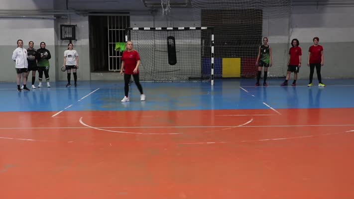 Farklı mesleklerden kadınlar, hentbol tutkularıyla bir araya geldi