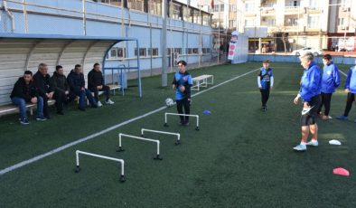 Futbol aşkı, kadın öğretmeni erkek takımına antrenör yaptı