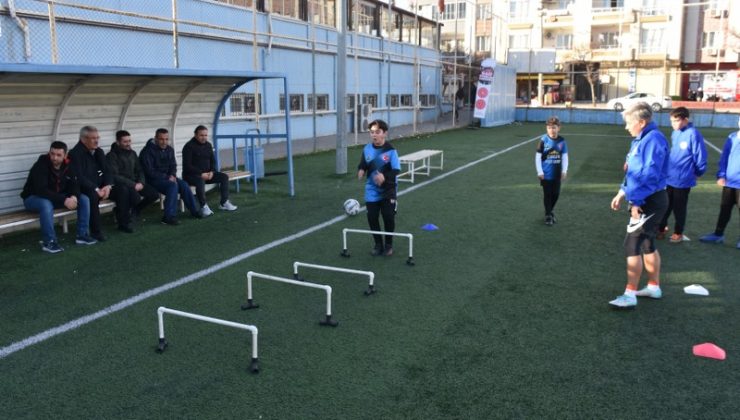 Futbol aşkı, kadın öğretmeni erkek takımına antrenör yaptı