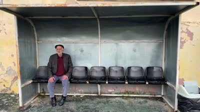 Futbol sevdalısı emektar köfteci, işi bıraktı hakemliği bırakamadı