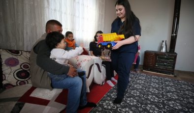 6 Şubat’ın kahraman hemşireleri, Mehmet bebeği evinde ziyaret etti