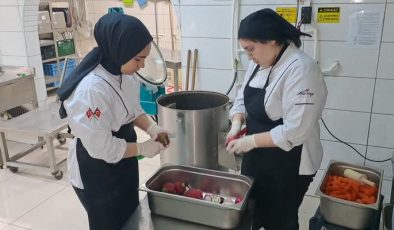 Geleceğin aşçıları, taşımalı öğrencilere yemek hazırlıyor