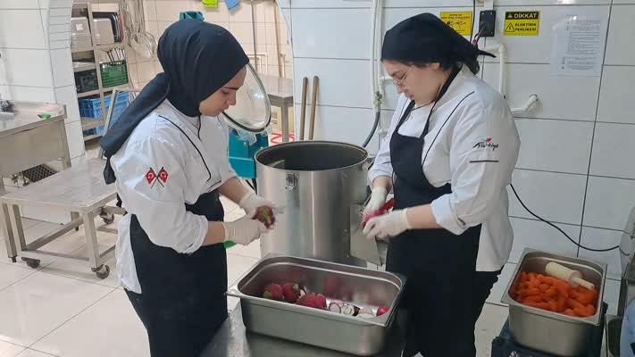 Geleceğin aşçıları, taşımalı öğrencilere yemek hazırlıyor