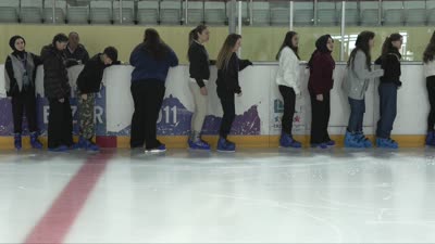 Üniversiteliler Erzurum’da buz pateni, kayak ve curling heyecanını yaşadı