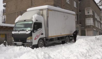Hakkari kent merkezinde kar kalınlığı 30 santimetreye ulaştı