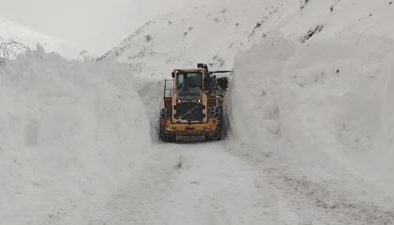 Hakkari’de çığ düştü, yol ulaşıma kapandı