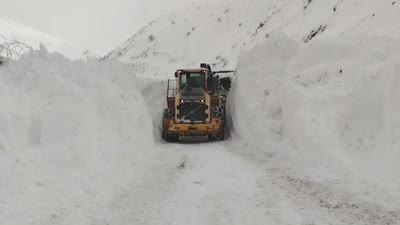Hakkari’de çığ düştü, yol ulaşıma kapandı