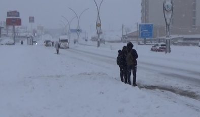 Hakkari’de kar yağışı yolları ve araçları beyaza bürüdü