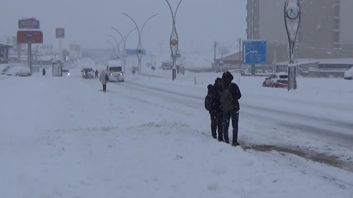 Hakkari’de kar yağışı yolları ve araçları beyaza bürüdü