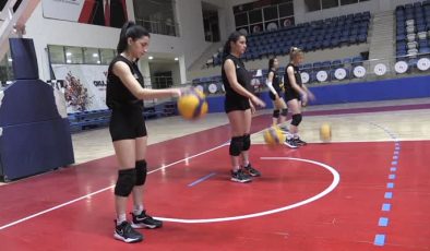 Hakkari’nin kadın voleybolcuları 1. Lig’e odaklandı