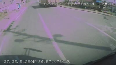 Halk otobüsü ile kamyonun çarpıştığı kazada 11 kişi yaralandı