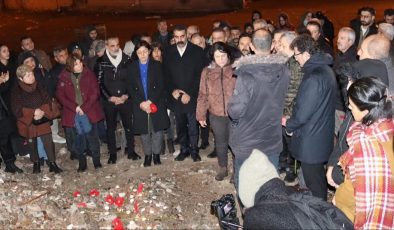 Depremde hayatını kaybedenleri unutmadılar