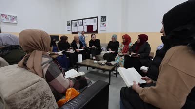 Iğdır’ın köyünde kitap okuyan anneler çocuklarının eğitimine güç katıyor