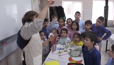 Köy öğretmeni vitray sanatını öğrencileriyle buluşturdu