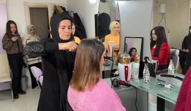 Elazığ’da kadın kursiyerlere cilt bakım seti desteği