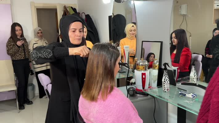 Elazığ’da kadın kursiyerlere cilt bakım seti desteği
