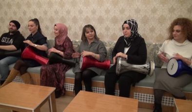 Kadınlar darbuka ritimleriyle stres atıyor, konserler veriyor