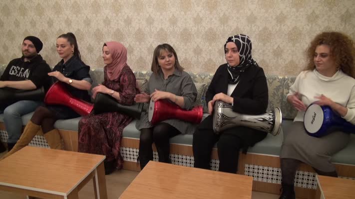 Kadınlar darbuka ritimleriyle stres atıyor, konserler veriyor