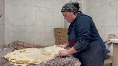 Kadınların ramazan ayı öncesi yufka, bazlama ve mantı mesaisi başladı