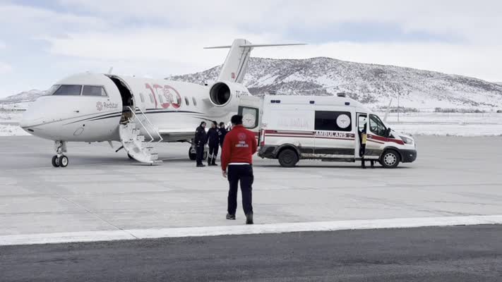 Bingöl’de kalçası kırılan çocuk ambulans uçakla Ankara’ya sevk edildi