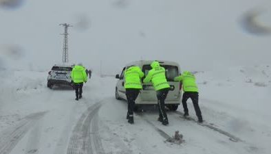 Bitlis’te kar nedeniyle yolda kalan sürücülere trafik ekipleri yardım etti