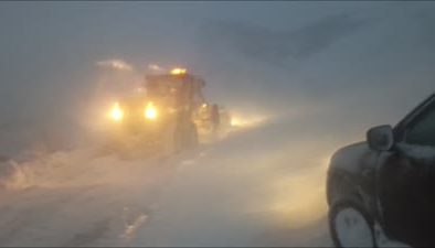 Kar ve tipi yolu kapattı, ekipler mahsur kalanları kurtardı