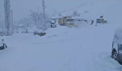 Kar altında kalan Karadeniz’de 360 yerleşim yeri yolunda karla mücadele sürüyor
