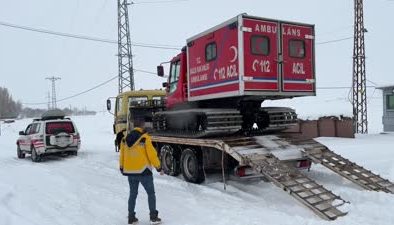 Ağrı’da kardan kapanan köydeki hastaya paletli ambulans ulaştı