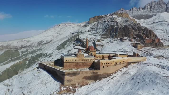 Karla kaplı İshak Paşa Sarayı, gün batımıyla büyülüyor