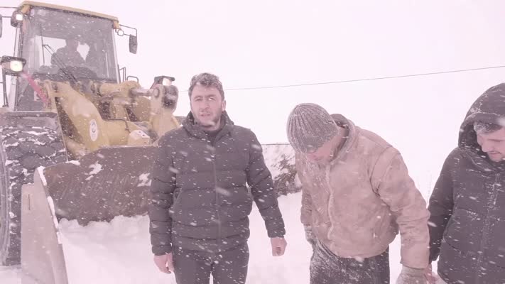 Kar ve tipi nedeniyle mahsur kalan köylüler kurtarıldı