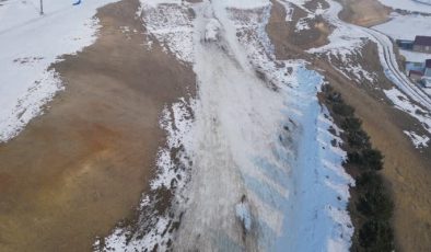 Ağrı’da kayak merkezinin erime yaşanan kısımlarına brandayla kar taşınıyor