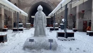 Kayserili taş ustası, Mimar Sinan’ın kardan heykelini yaptı