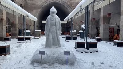 Kayserili taş ustası, Mimar Sinan’ın kardan heykelini yaptı
